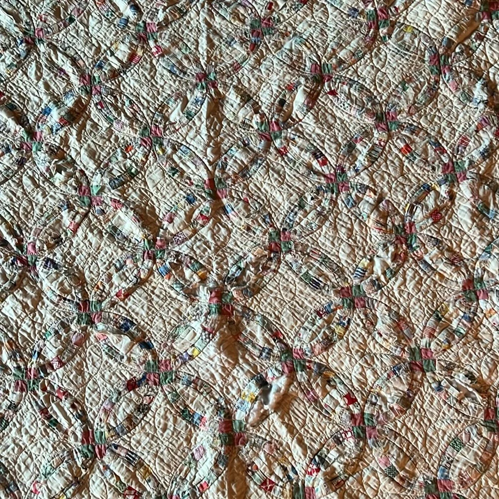Gorgeous Antique wedding ring quilt 70” x 76”